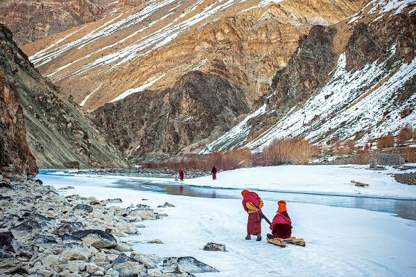 047